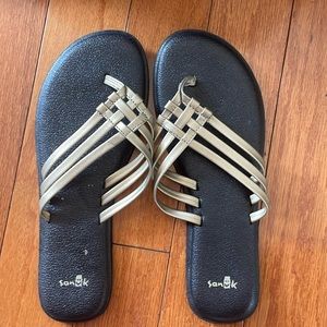 Like new Canuck gold sandal